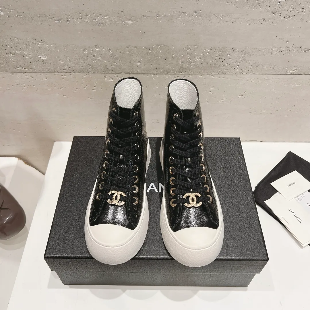 👟👟Ex-factory price 480👟👟 (top version) Chanel Chanel 24 latest model full leather panda color white shoes casual sports shoes skateboard shoes original purchase and development production Xiaoxiang C Home Another super popular item in the counter, loved by Internet celebrity bloggers and sisters, and various praises on social platforms. It is very popular, has a high texture, is breathable and super spring and summer. Seeing this issue always arouses the inner desire of girls for fashion. The latest suede material, classic black and white color, full of fashionable feeling on the feet, easy to care for. Fabric: Original customized imported cowhide material. Lining: Customized soft sheepskin lining. Sole: Original molded TPU non-slip outsole. Bottom thickness: 2.5CM. Size: Women's size 35-40 (custom-made sizes 40 are non-refundable)